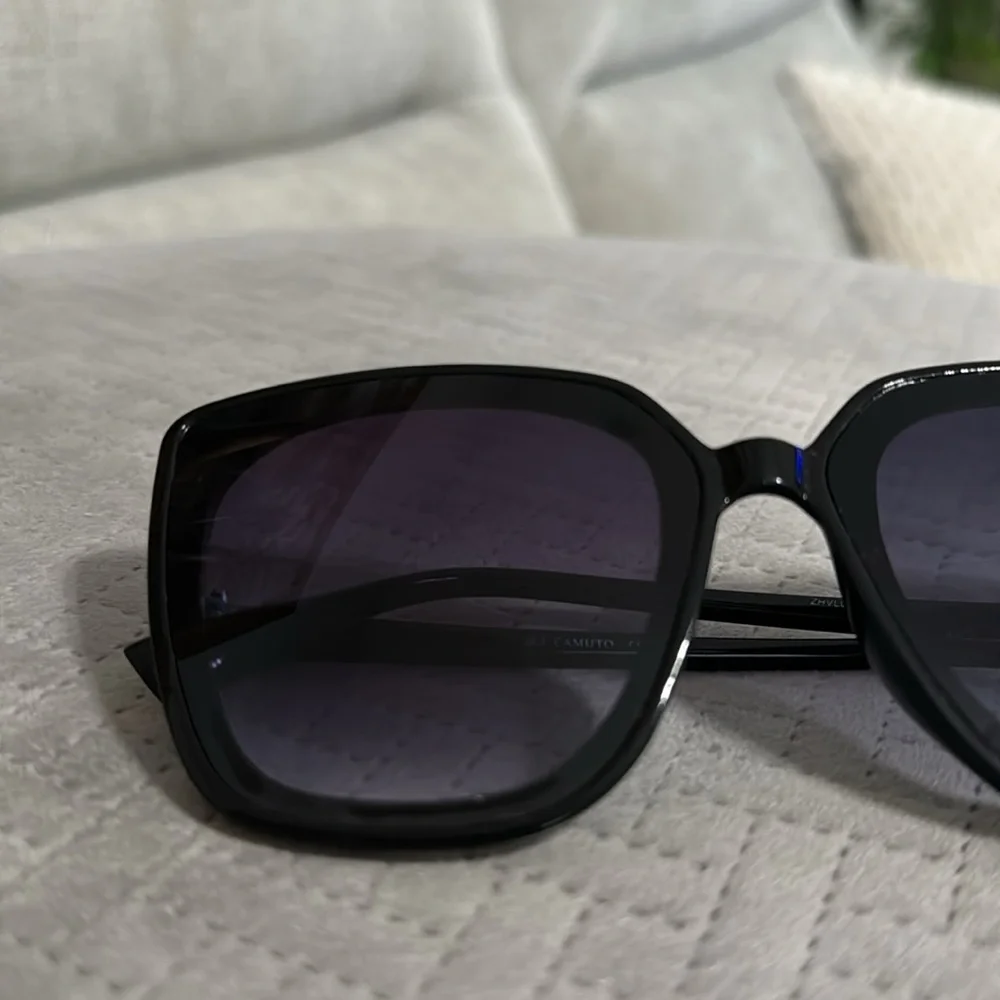 Vince Camuto VC964 Black Sunglasses Women - Picture 5 of 5